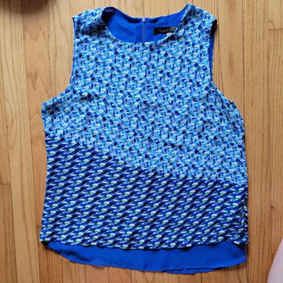 Printed Sleeveless Blouse With Blue & Geometric Pattern By Rose & Olive - Picture 4 of 7